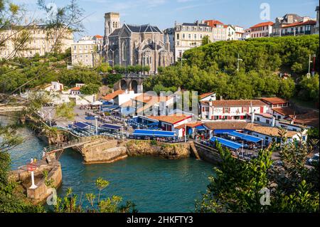 Frankreich, Pyrénées-Atlantiques (64), Baskenland, Biarritz, Port des Pecheurs, Sainte-Eugénie Kirche im Hintergrund Stockfoto
