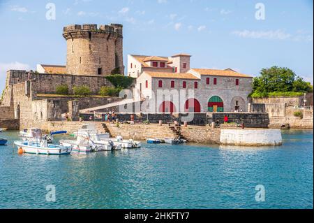 Frankreich, Pyrénées-Atlantiques (64), Baskenland, Ciboure, Bucht Saint-Jean-de-Luz, Socoa Marina und Socoa Fort Stockfoto