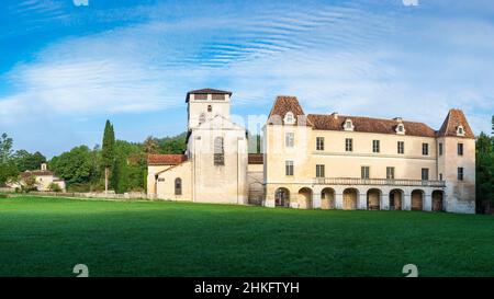 Frankreich, Dordogne, Chancelade, Dorf an der Via Lemovicensis oder Vezelay, einer der Hauptwege nach Santiago de Compostela, romanische Abtei von Chancelade, die Abteikirche und das Abtshaus Stockfoto