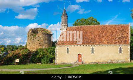 Frankreich, Indre, Cluis, Bühne auf der Via Lemovicensis oder Vezelay Weg, einer der wichtigsten Wege nach Santiago de Compostela, 15th Jahrhundert Notre-Dame de la Trinité Kapelle und die Ruinen von Cluis-Dessous Feodalschloss im Hintergrund Stockfoto