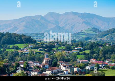 Frankreich, Pyrenäen-Atlantiques, Saint-Jean-Pied-de-Port, letzte Etappe der drei französischen Hauptwege nach Santiago de Compostela, Panoramablick von der Zitadelle Mendiguren Stockfoto