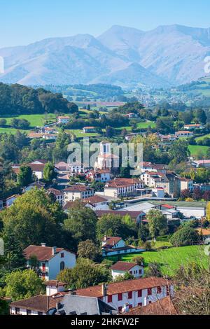 Frankreich, Pyrenäen-Atlantiques, Saint-Jean-Pied-de-Port, letzte Etappe der drei französischen Hauptwege nach Santiago de Compostela, Panoramablick von der Zitadelle Mendiguren Stockfoto