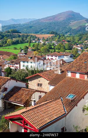 Frankreich, Pyrenäen-Atlantiques, Saint-Jean-Pied-de-Port, letzte Etappe der drei französischen Hauptwege nach Santiago de Compostela, Panoramablick von der Zitadelle Mendiguren Stockfoto