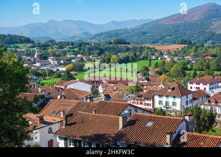 Frankreich, Pyrenäen-Atlantiques, Saint-Jean-Pied-de-Port, letzte Etappe der drei französischen Hauptwege nach Santiago de Compostela, Panoramablick von der Zitadelle Mendiguren Stockfoto