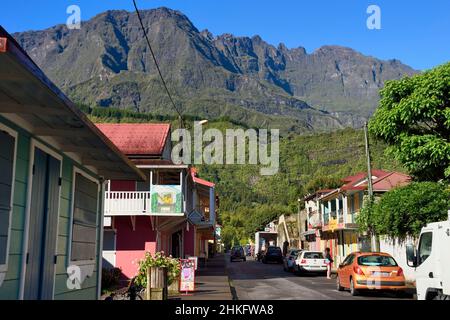 Frankreich, Réunion Island (französisches Überseedepartement), Cirque de Salazie, von der UNESCO zum Weltkulturerbe erklärt, Hell-Bourg, gekennzeichnet als Les Plus Beaux Villages de France (die schönsten Dörfer Frankreichs), die Hauptstraße rue du Général De Gaulle Stockfoto