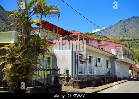 Frankreich, Réunion Island (französisches Überseedepartement), Cirque de Salazie, von der UNESCO zum Weltkulturerbe erklärt, Hell-Bourg, gekennzeichnet als Les Plus Beaux Villages de France (die schönsten Dörfer Frankreichs), die Apotheke in der Hauptstraße rue du Général De Gaulle Stockfoto