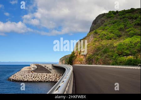 Frankreich, Réunion Island (französisches Überseedepartement), la Grande Chaloupe à La Possession, die Neue Küstenstraße (Nouvelle Route du Littoral - NRL), Ende des 5,4 km langen Seeviadukts zwischen der Hauptstadt Saint-Denis und la Grande Chaloupe Stockfoto