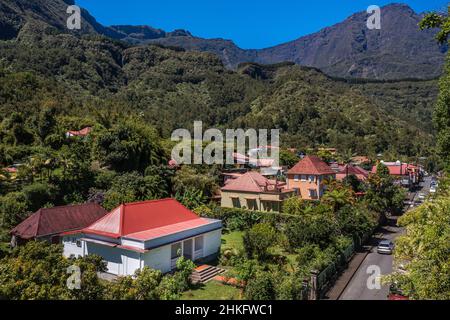 Frankreich, Réunion Island (französisches Überseedepartement), Cirque de Salazie, von der UNESCO zum Weltkulturerbe erklärt, Hell-Bourg, gekennzeichnet als Les Plus Beaux Villages de France (die schönsten Dörfer Frankreichs), die Hauptstraße rue du Général De Gaulle (Luftaufnahme) Stockfoto