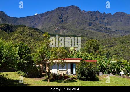 Frankreich, Réunion Island (französisches Überseedepartement), Cirque de Salazie, von der UNESCO zum Weltkulturerbe erklärt, Hell-Bourg, gekennzeichnet als Les Plus Beaux Villages de France (die schönsten Dörfer Frankreichs), traditionelles kreolisches Haus, der Berg Piton des Neiges im Hintergrund Stockfoto