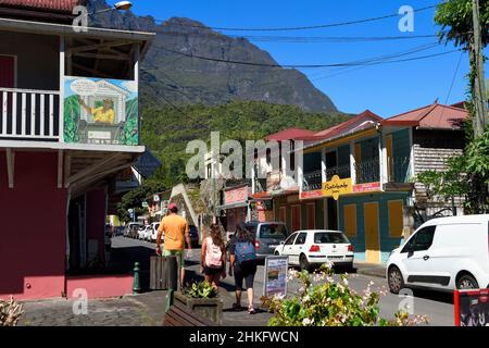 Frankreich, Réunion Island (französisches Überseedepartement), Cirque de Salazie, von der UNESCO zum Weltkulturerbe erklärt, Hell-Bourg, gekennzeichnet als Les Plus Beaux Villages de France (die schönsten Dörfer Frankreichs), die Hauptstraße rue du Général De Gaulle Stockfoto