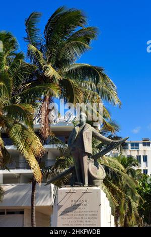 Frankreich, Réunion Island (französisches Überseedepartement), Saint Denis, Barachois am Meer, Statue des in La Reunion geborenen Fliegers Roland Garros Stockfoto