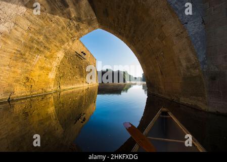 Frankreich, Indre et Loire, Kanutour durch das Cher-Tal unter oder in der Nähe des Schlosses von Chenonceau, Durchgang unter einem Bogen Stockfoto