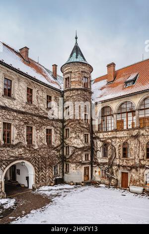 Hruba Skala, Tschechische Republik.Innenhof des Renaissance-Schlosses auf Sandstein-Felsen in Cesky raj, Böhmisches Paradies, Winteransicht.zur Zeit Burg Stockfoto