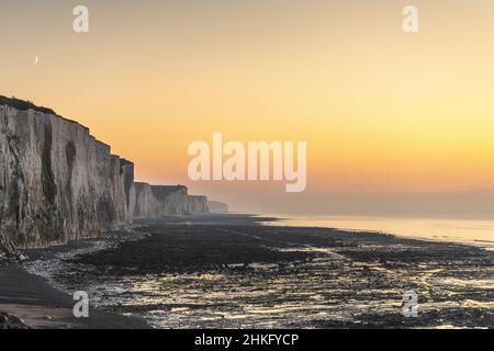 Frankreich, Somme, Ault, Sonnenuntergang auf den Picardie-Klippen und der Chalky-Hochebene, die sich zu ihren Füßen erstreckt und von der Flut freigelegt wird Stockfoto