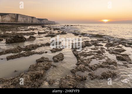 Frankreich, Somme, Ault, Sonnenuntergang auf den Picardie-Klippen und der Chalky-Hochebene, die sich zu ihren Füßen erstreckt und von der Flut freigelegt wird Stockfoto