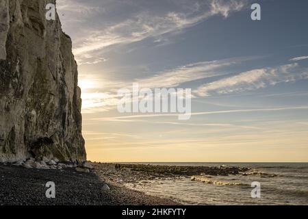 Frankreich, Somme, Ault, Sonnenuntergang auf den Picardie-Klippen und der Chalky-Hochebene, die sich zu ihren Füßen erstreckt und von der Flut freigelegt wird Stockfoto