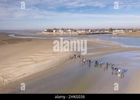 Frankreich, Somme, Somme Bay, Le Crotoy, ein Naturführer nimmt eine Gruppe von Touristen mit auf eine Überquerung der Bucht, vor Le Crotoy Stockfoto