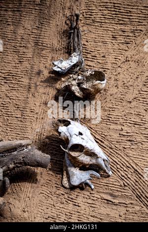 Benin, Provinz Natitingou, Otamari Tribe, Tata Somba Gehäuse, Fetische über der Eingangstür Stockfoto