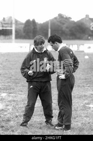 Der schottische Rugby-Cheftrainer Ian McGeechan gibt will Carling einige Ratschläge während des Trainings für die British und Irish Lions Tour 1993 durch Neuseeland Stockfoto