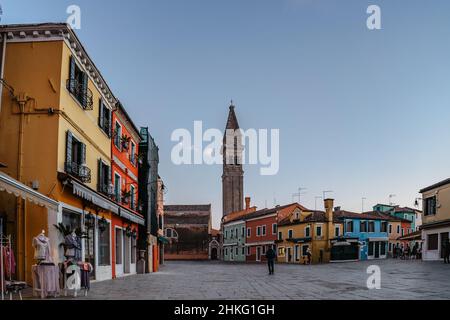 Burano, Italien-Januar 29,2022.Bunte Insel in der Nähe von Venice.Most bunten Ort der Welt mit schiefen Glockenturm, Kanäle, kleine Häuser.Tranquility und Ruhe Stockfoto