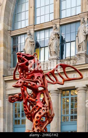 Frankreich, Paris, Vorplatz des Gare du Nord, rote Bronzebär-Skulptur Angel Bear des Künstlers Richard Texier Stockfoto