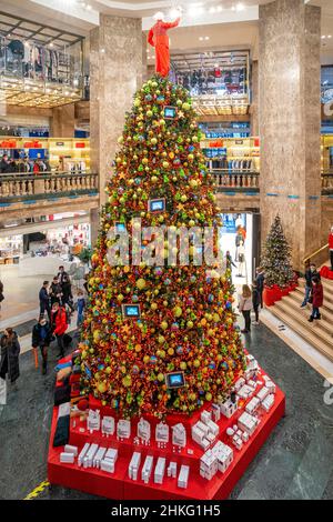 Frankreich, Paris, Champs Elysees, der geschmückte Weihnachtsbaum im Grand Magasin der Galleries Lafayette Stockfoto