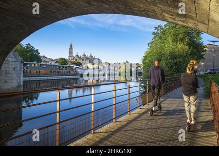 Frankreich, Dordogne, Perigueux, Etappenstadt auf der Via Lemovicensis oder Vezelay, einer der Hauptwege nach Santiago de Compostela, dem Ufer des Flusses Isle und der Kathedrale Saint-Front, die zum UNESCO-Weltkulturerbe gehört, im Hintergrund Stockfoto