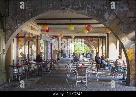 Frankreich, Gironde, Sainte-Foy-la-Grande, Bühne auf der Via Lemovicensis oder Vezelay Weg, einer der wichtigsten Wege nach Santiago de Compostela, Arkaden des Gambetta Platz Stockfoto