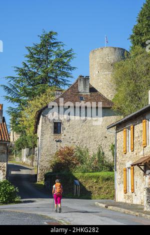 Frankreich, Haute-Vienne, Chalus, Wanderung auf der Via Lemovicensis oder Vezelay, einer der Hauptwege nach Santiago de Compostela, im Hintergrund der Turm der Burg Chalus-Chabrol Stockfoto