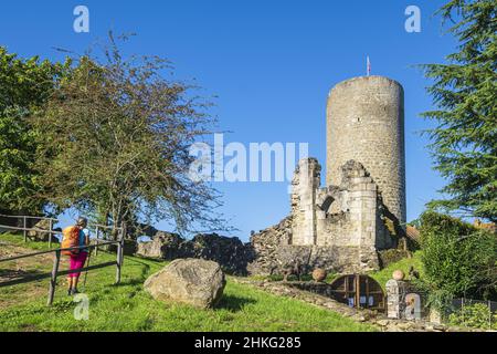 Frankreich, Haute-Vienne, Chalus, Wanderung auf der Via Lemovicensis oder Vezelay Weg, einer der wichtigsten Wege nach Santiago de Compostela, Chalus-Chabrol Burg aus dem 11th. Jahrhundert Stockfoto