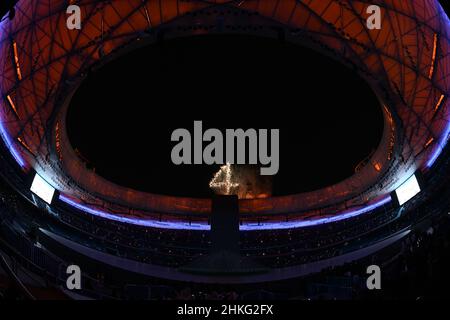 Peking, China. 4th. Februar 2022. Feuerwerke zeigen den Countdown zur Eröffnungszeremonie der Olympischen Winterspiele 2022 in Peking im Nationalstadion in Peking, der Hauptstadt Chinas. Quelle: Li Ga/Xinhua/Alamy Live News Stockfoto