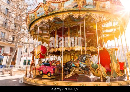 Marseille, Frankreich - 28. Januar 2022: Buntes Karussell auf der Canebiere in Marseille, Frankreich. Stockfoto