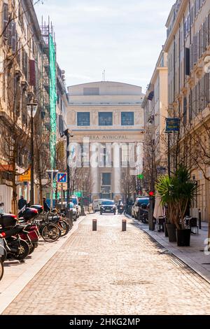 Marseille, Frankreich - 28. Januar 2022: Blick auf die Straße von den zentralen Stadtteilen von Marseille, der Stadt im Süden Frankreichs. Stadtoper. Stockfoto