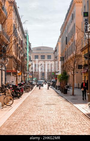 Marseille, Frankreich - 28. Januar 2022: Blick auf die Straße von den zentralen Stadtteilen von Marseille, der Stadt im Süden Frankreichs. Stadtoper. Stockfoto