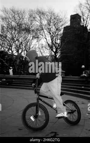 26. Januar 2022, New York, NY, USA: 26. Januar, 2022. BMX-Bikes und Skateboards auf dem Washington Square fahren. Gedreht auf dem Film von Ilford 400. Entwickeln und scannen Sie von Picture House. Foto von John M. Mantel. (Bild: © John Marshall Mantel/ZUMA Press Wire) Stockfoto