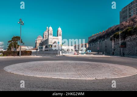 Marseille, Frankreich - 28. JAN 2022: Die Kathedrale von Marseille (Kathedrale Sainte-Marie-Majeure de Marseille) ist eine römisch-katholische Kathedrale und eine nationale Mon Stockfoto