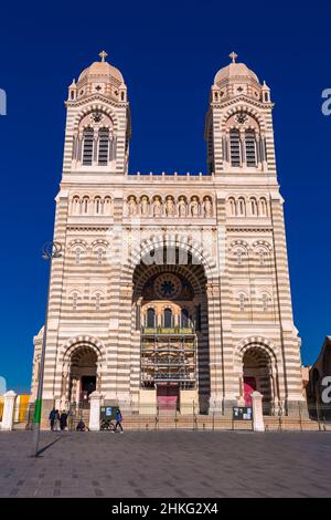 Marseille, Frankreich - 28. JAN 2022: Die Kathedrale von Marseille (Kathedrale Sainte-Marie-Majeure de Marseille) ist eine römisch-katholische Kathedrale und eine nationale Mon Stockfoto