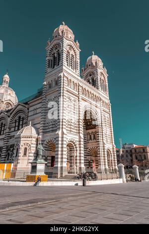 Marseille, Frankreich - 28. JAN 2022: Die Kathedrale von Marseille (Kathedrale Sainte-Marie-Majeure de Marseille) ist eine römisch-katholische Kathedrale und eine nationale Mon Stockfoto