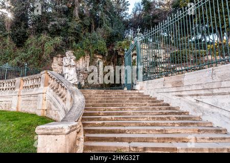 Marseille, Frankreich - 28. Januar 2022: Statue von Pierre Puget (1620 – 1694), einem französischen Barockmaler, Bildhauer, Architekt und Ingenieur. Befindet sich im Stockfoto