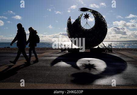 Die Menschen gehen an einer Skulptur „Pompey gegen Plastikmüll“ am Strand von Southsea in Hampshire vorbei. Bilddatum: Freitag, 4. Februar 2022. Stockfoto