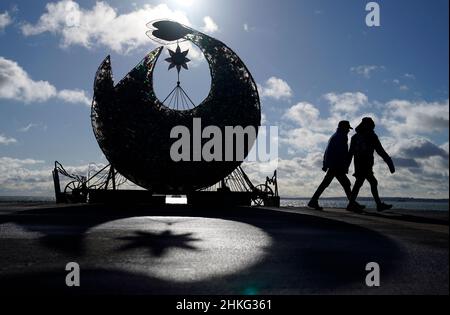 Die Menschen gehen an einer Skulptur „Pompey gegen Plastikmüll“ am Strand von Southsea in Hampshire vorbei. Bilddatum: Freitag, 4. Februar 2022. Stockfoto