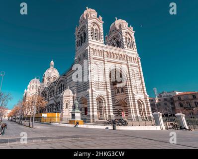 Marseille, Frankreich - 28. JAN 2022: Die Kathedrale von Marseille (Kathedrale Sainte-Marie-Majeure de Marseille) ist eine römisch-katholische Kathedrale und eine nationale Mon Stockfoto