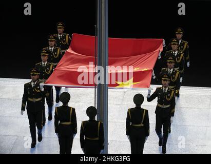 Peking, China. 04th. Februar 2022. Die Flagge Chinas trifft bei den Olympischen Eröffnungsfeiern im Nationalstadion bei den Olympischen Winterspielen 2022 in Peking am Freitag, den 4. Februar 2022, ein. Foto von Paul Hanna/UPI Credit: UPI/Alamy Live News Stockfoto