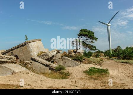 Die Ruinen der Befestigungsanlagen und der Windmühle im Gebiet von Karosta und Liepaja,Lettland.das militärische Territorium während der Jahre der sowjetischen Besatzung an der Küste der Ostsee Stockfoto