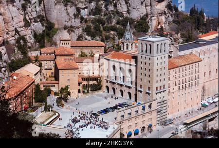 Hoch geschossen mit Blick auf den Santa Maria Platz und die Abtei von Santa Maria de Montserrat, Montserrat. Katalonien, Spanien. Stockfoto