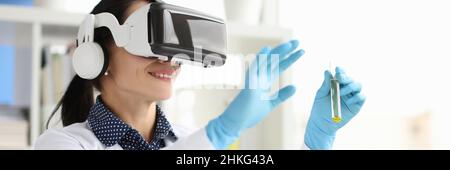 Wissenschaftlerin Chemikerin in Virtual-Reality-Brillen mit Reagenzglas im Labor Stockfoto