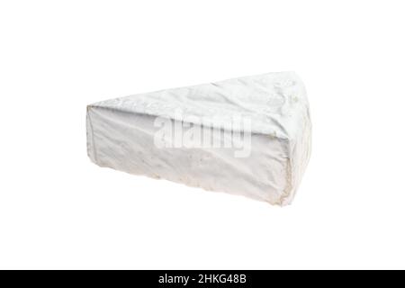 Stück Brie oder Camembert Käse isoliert auf weißem Hintergrund. Weicher Käse, bedeckt mit essbarem weißem Schimmel. Ein einzelnes Objekt hat eine dreieckige Form Stockfoto