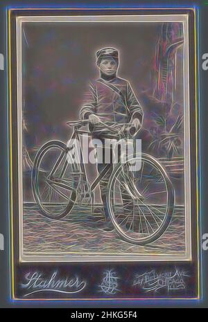 Inspiriert von Studio-Porträt eines unbekannten Jungen in einer Uniform mit einem Fahrrad, Stahmer, Chicago, c. 1895 - c. 1910, Höhe 135 mm × Breite 93 mm, neu gestaltet von Artotop. Klassische Kunst neu erfunden mit einem modernen Twist. Design von warmen fröhlichen Leuchten der Helligkeit und Lichtstrahl Strahlkraft. Fotografie inspiriert von Surrealismus und Futurismus, umarmt dynamische Energie der modernen Technologie, Bewegung, Geschwindigkeit und Kultur zu revolutionieren Stockfoto