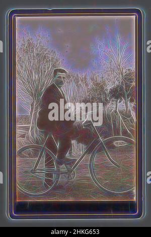 Inspiriert von Porträt eines unbekannten Mannes mit einem Fahrrad, c. 1890 - c. 1905, Höhe 111 mm × Breite 72 mm, neu gestaltet von Artotop. Klassische Kunst neu erfunden mit einem modernen Twist. Design von warmen fröhlichen Leuchten der Helligkeit und Lichtstrahl Strahlkraft. Fotografie inspiriert von Surrealismus und Futurismus, umarmt dynamische Energie der modernen Technologie, Bewegung, Geschwindigkeit und Kultur zu revolutionieren Stockfoto