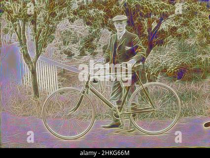Inspiriert von Portrait eines unbekannten Mannes, der ein Fahrrad hält, c. 1895 - c. 1910, Höhe 149 mm × Breite 183 mm, neu gestaltet von Artotop. Klassische Kunst neu erfunden mit einem modernen Twist. Design von warmen fröhlichen Leuchten der Helligkeit und Lichtstrahl Strahlkraft. Fotografie inspiriert von Surrealismus und Futurismus, umarmt dynamische Energie der modernen Technologie, Bewegung, Geschwindigkeit und Kultur zu revolutionieren Stockfoto
